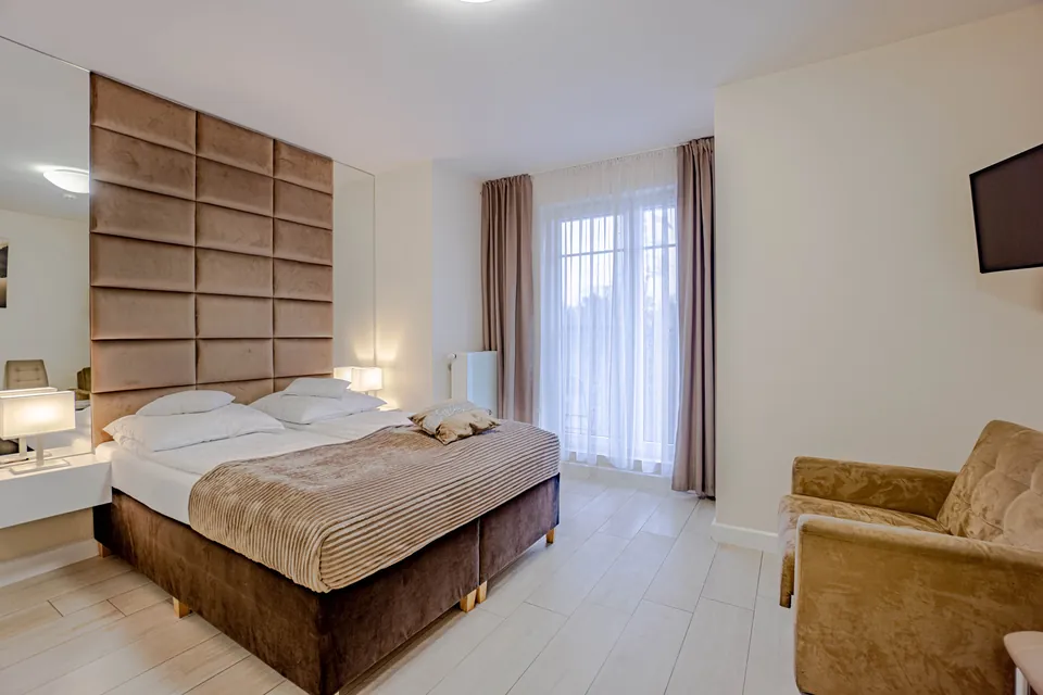 Sypialnia apartamentu Aquamarina z wyjściem na balkon