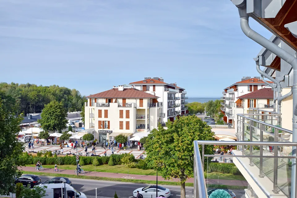 Widok z balkonu apartamentu Avangard Premium na promenadę