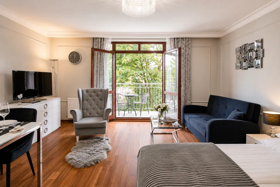 Salon apartamentu Platynowa Róża z drzwiami na balkon