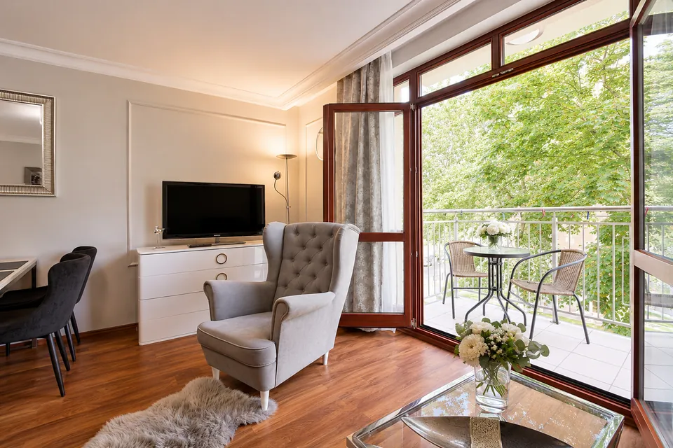 Balkon apartamentu Platynowa Róża z zielenią za oknem