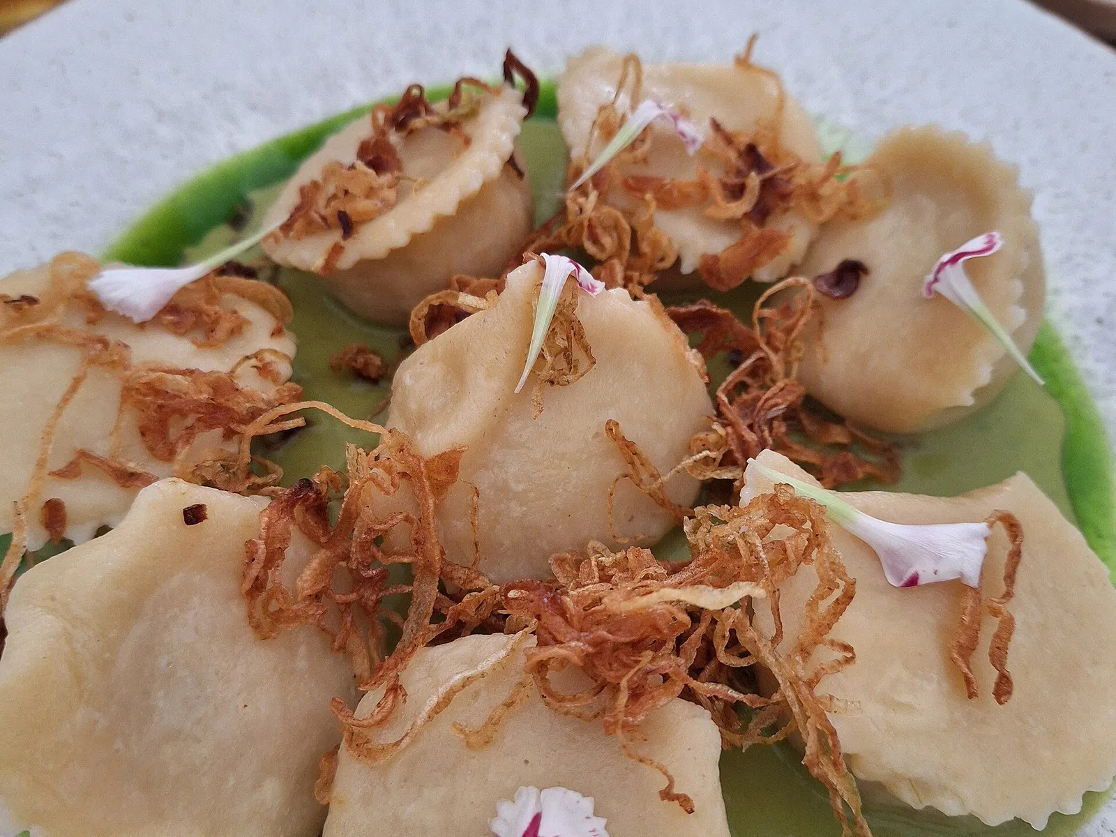 Pierogi z podsmażaną cebulką na talerzu