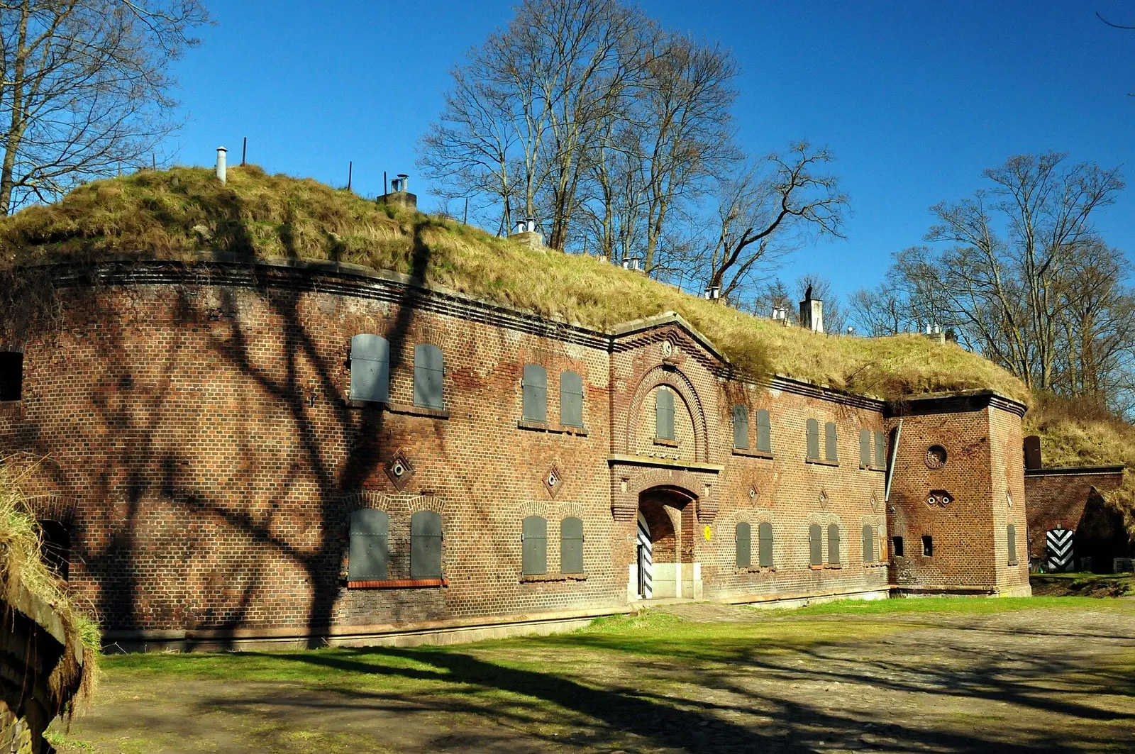 Ceglany Fort Gerharda z trawiastym dachem