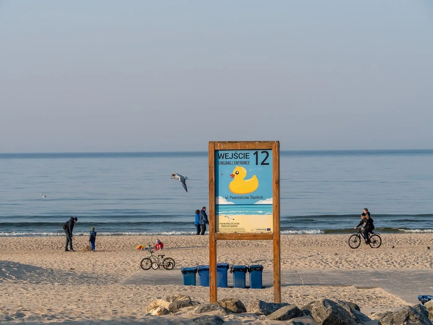 Rodzina z rowerami przy wejściu na plażę