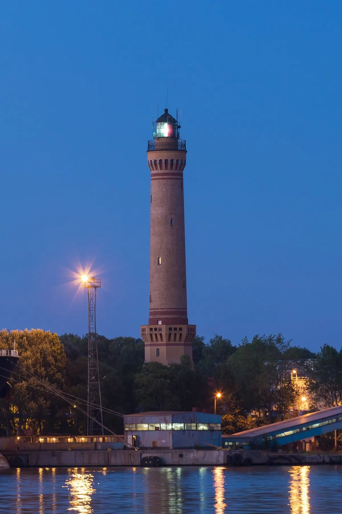 Latarnia morska w Świnoujściu o zmierzchu