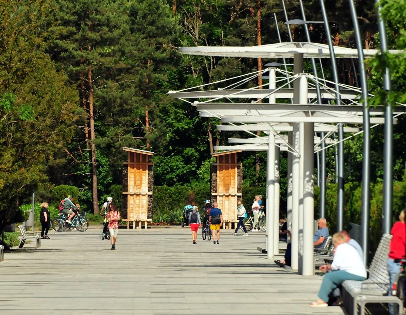 Spacerowicze i rowerzyści na promenadzie