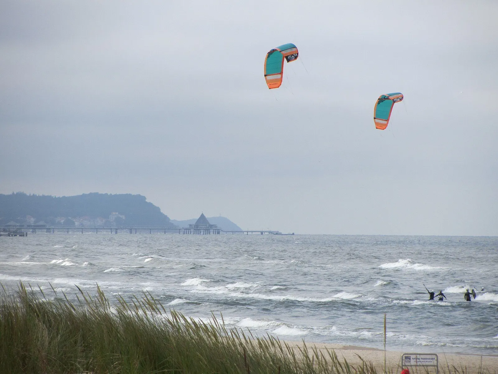 Latawce kitesurferów nad morzem